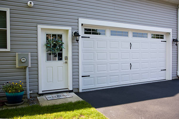 24/7 Emergency Garage Door Panel Replacement experts in Grove City, FL
